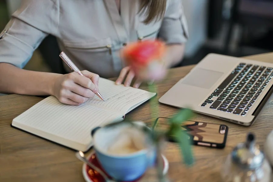 有哪些比較專業(yè)的留學(xué)中介機(jī)構(gòu)？