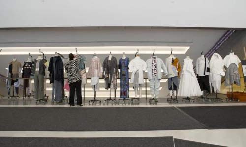 帕森斯設(shè)計(jì)學(xué)院和中央圣馬丁哪個(gè)好？