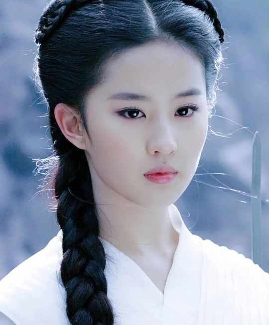 劉亦菲樸信惠示范微整妝 打造完美妝容