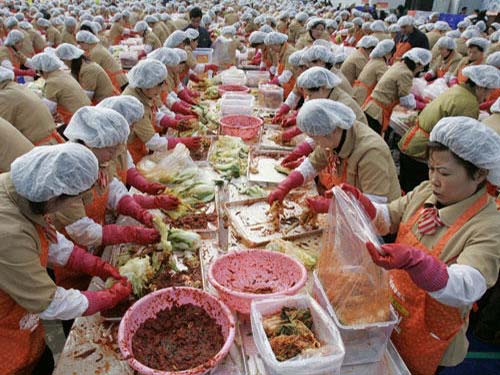 SK集團(tuán)員工參加大型集體制作泡菜活動(dòng)