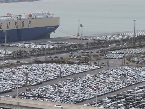 韓國(guó)港口待出口的汽車