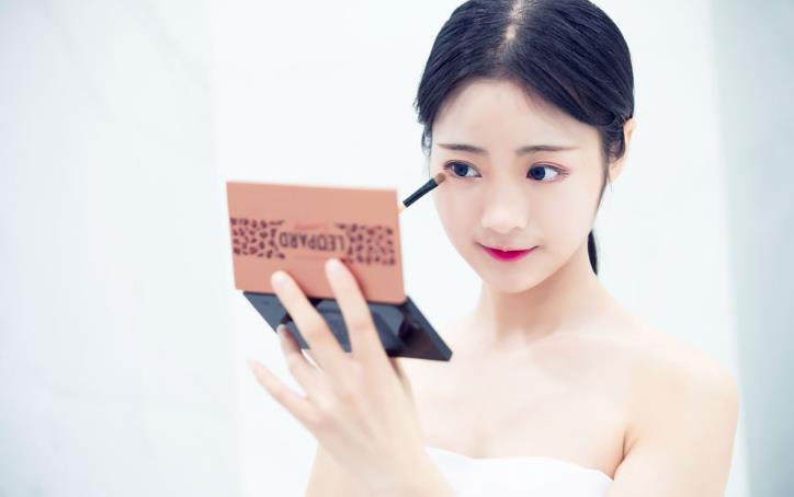 分享畢業(yè)照妝容的化妝技巧