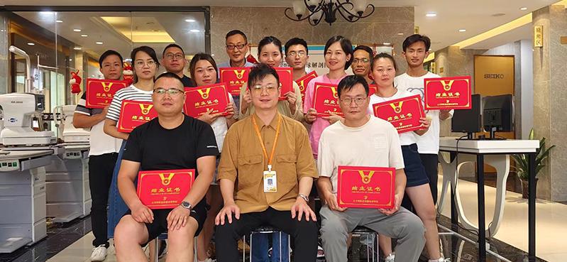 驗光師報名費大漲，考生面臨前所未有的就業(yè)選擇！